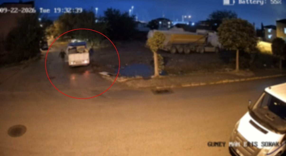 KOCAELİ'NİN KÖRFEZ İLÇESİNDE BOŞ ARAZİYE KAMYONETLE ATIK DÖKMEK İSTEYEN ŞAHISLAR, ÇEVREDEKİ BİR...