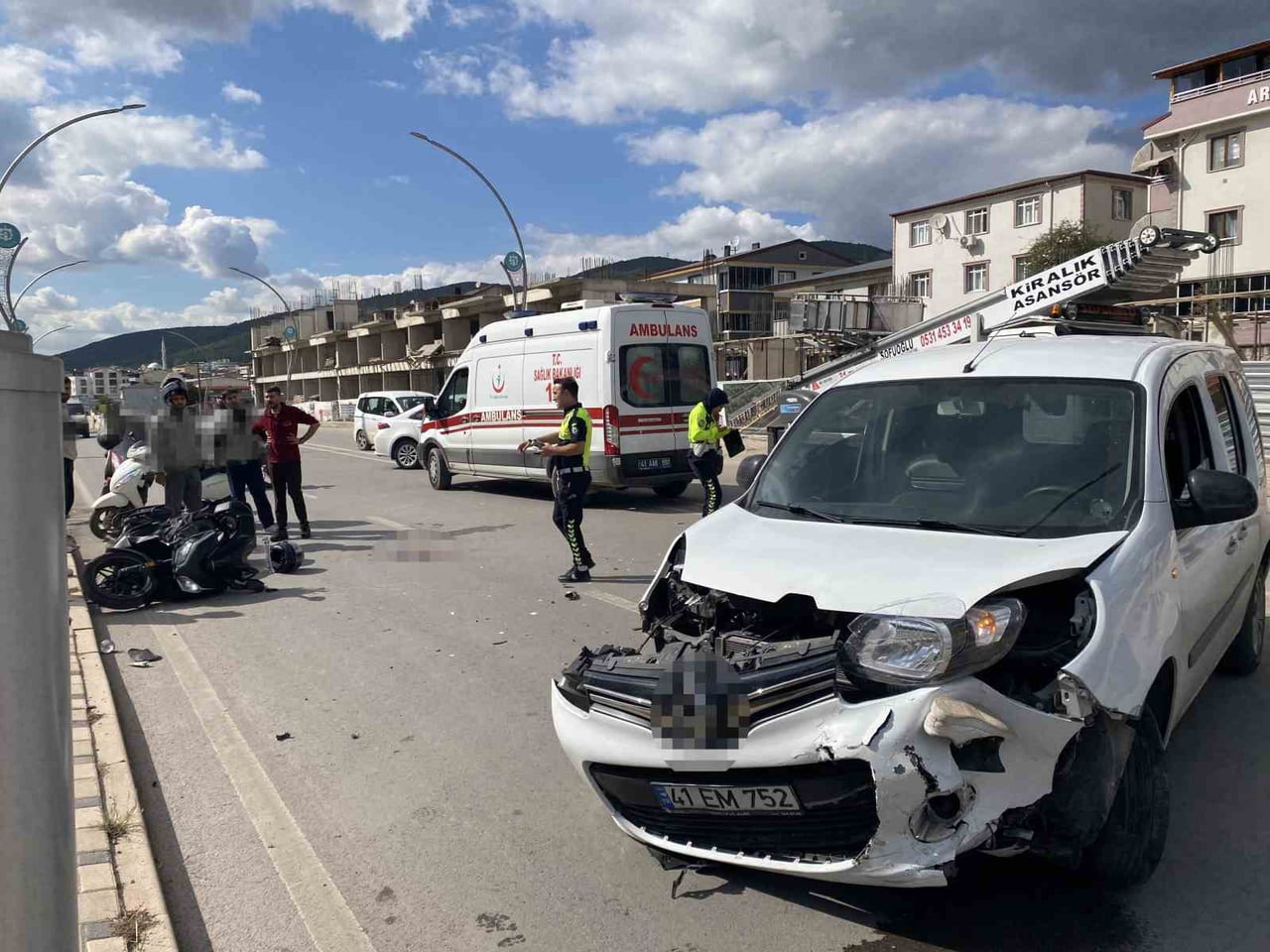 KOCAELİ'NİN KÖRFEZ İLÇESİNDE HAFİF TİCARİ ARAÇ İLE ÇARPIŞAN MOTOSİKLET SÜRÜCÜSÜ AĞIR...