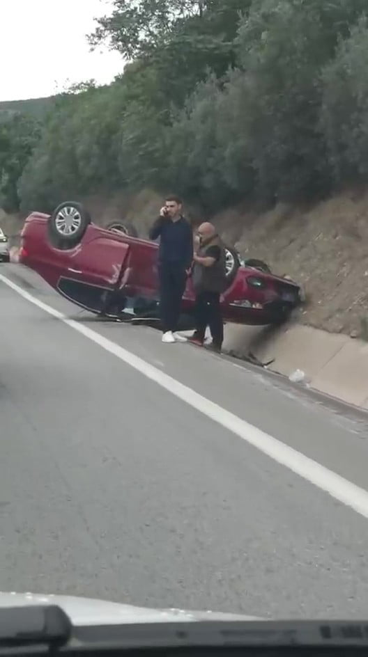 KOCAELİ D100 KARAYOLU'NDA SEYİR HALİNDE OLAN OTOMOBİL, TAKLA ATARAK TERS DURDU.
