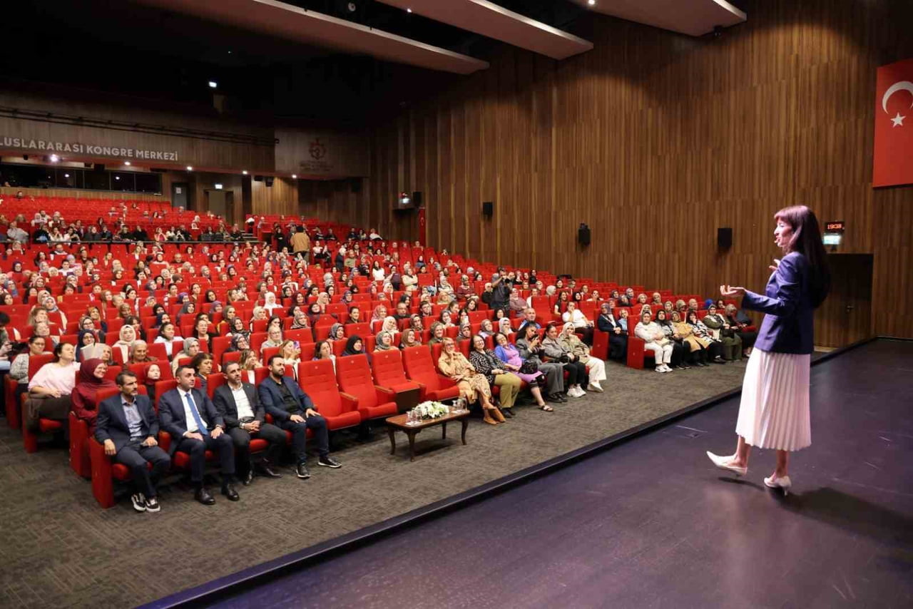 KOCAELİ’DE “AİLEM KOCAELİ BULUŞMALARI” KAPSAMINDA DÜZENLENEN PROGRAMDA DOÇ. DR. SANİYE BENCİK...