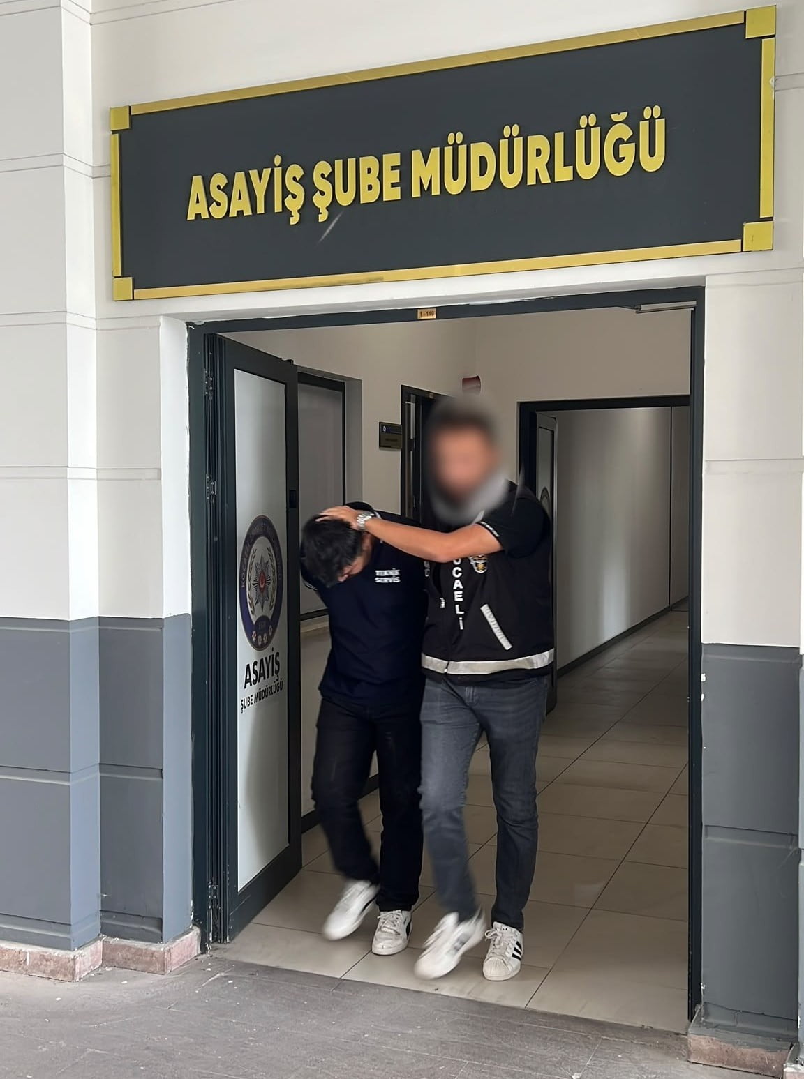 KOCAELİ’DE BEYAZ EŞYA VE KOMBİ TAMİRİ YAPACAĞI VAADİYLE 12 KİŞİYİ TOPLAM 300 BİN TL DOLANDIRDIĞI...