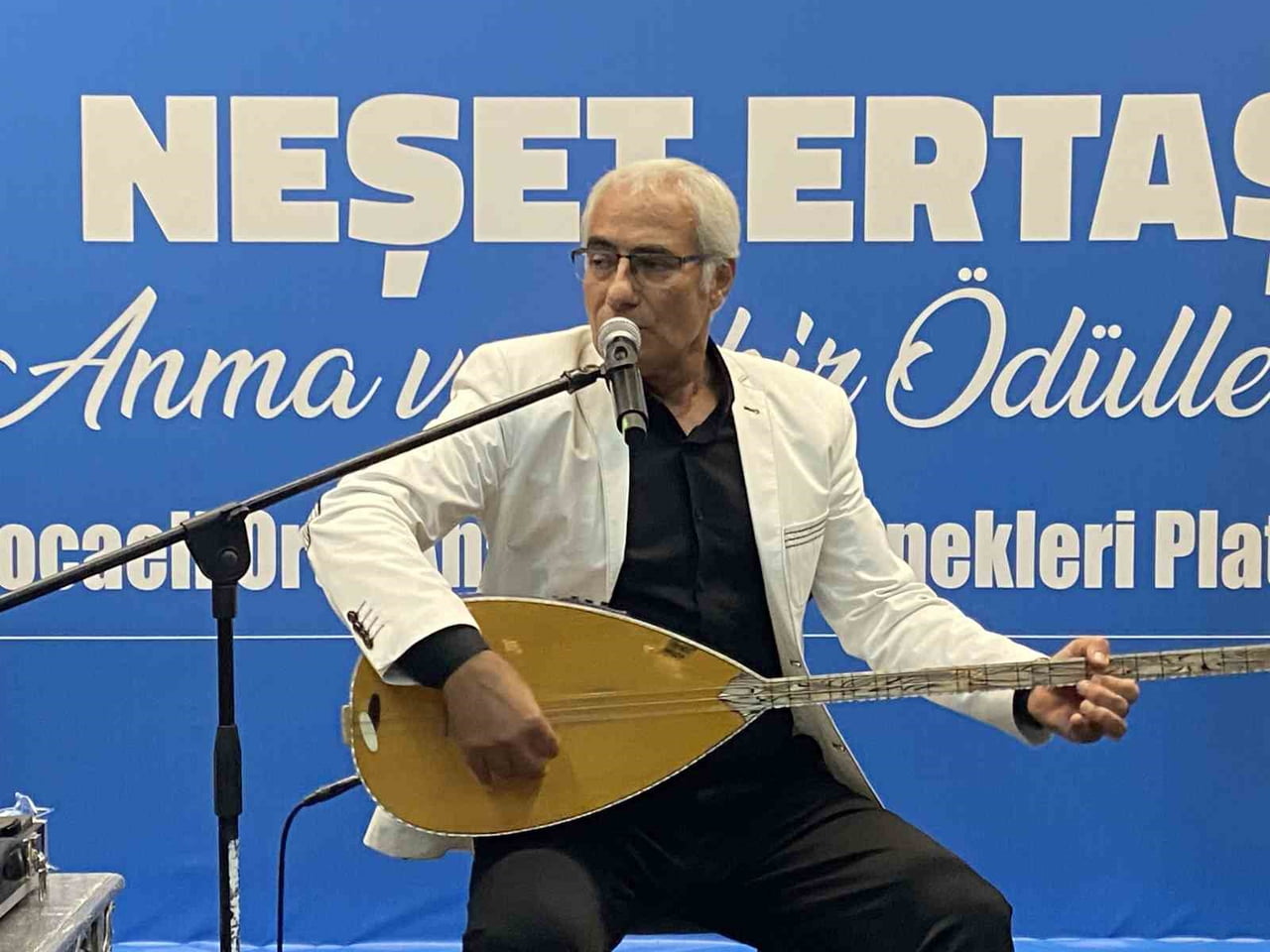 KOCAELİ’DE DÜZENLENEN GECEDE BOZKIRIN TEZENESİ NEŞET ERTAŞ, ANADOLU TÜRKÜLERİYLE ANILIRKEN, KENTİN...