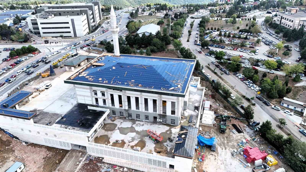 KOCAELİ’DE UMUTTEPE KAMPÜSÜ’NE KAZANDIRILAN CAMİ VE OTOPARK PROJESİNDE SONA GELİNDİ. YÜZDE 90’I...