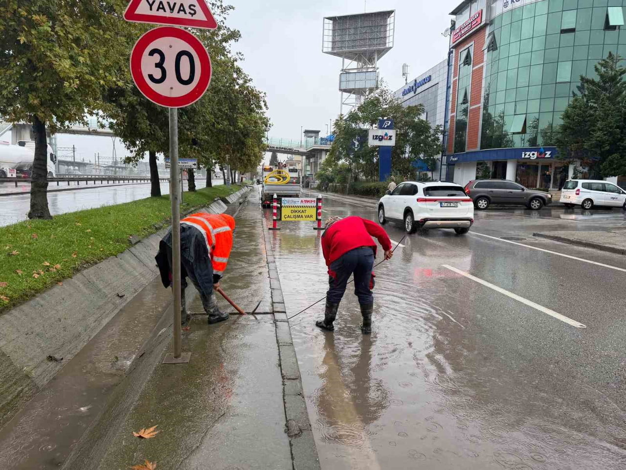 KOCAELİ’DE YAĞIŞ ÖNCESİ IZGARA VE KANALLAR TEMİZLENİRKEN, YAĞIŞLA BİRLİKTE OLUŞAN SU...