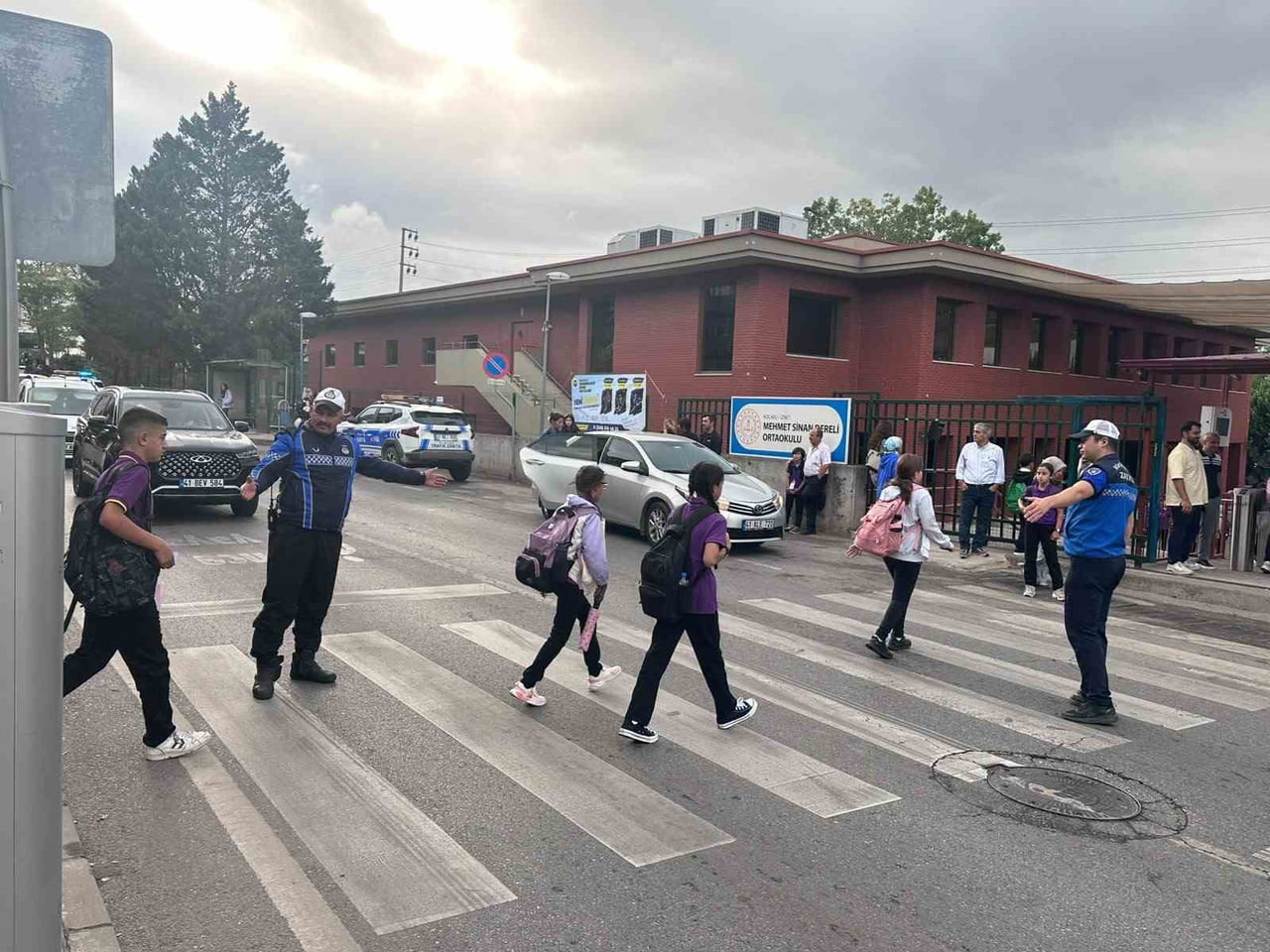 KOCAELİ’DE YENİ EĞİTİM ÖĞRETİM YILININ BAŞLAMASIYLA OKUL ÇEVRELERİNDE YOĞUNLUK YAŞANIRKEN, ZABITA...