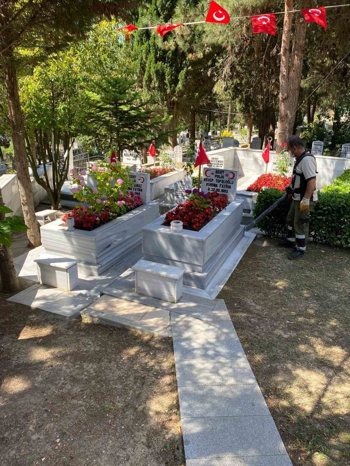 KOCAELİ GENELİNDEKİ MEZARLIKLARDA BAKIM VE TEMİZLİK ÇALIŞMALARINI SÜRDÜREN EKİPLER, BAĞÇEŞME...