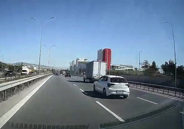 KOCAELİ’NİN ÇAYIROVA İLÇESİNDE ARAÇLARIN ARASINDA MAKAS ATARAK İLERLEYEN KAMYONET SÜRÜCÜSÜ, HEM...