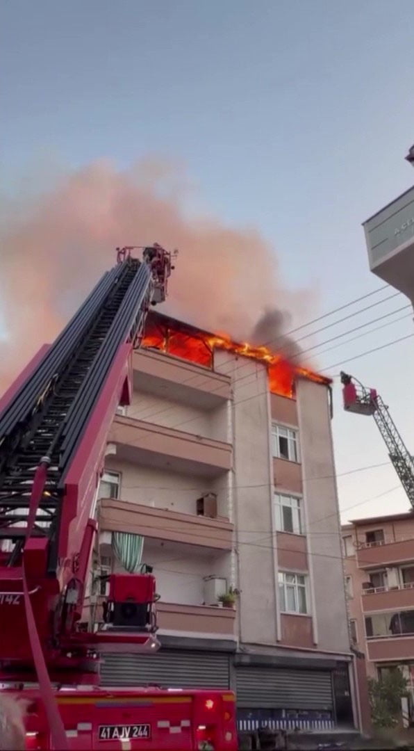 KOCAELİ’NİN DARICA İLÇESİNDE BİR BİNANIN TERAS KATINDA ÇIKAN YANGIN MAHALLELİYİ SOKAĞA DÖKTÜ....