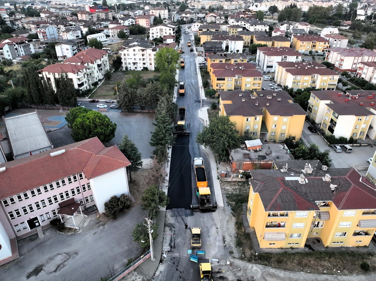 KOCAELİ’NİN GÖLCÜK İLÇESİNDE 600 METRE UZUNLUĞUNDAKİ KOCA YUSUF CADDESİ’NDE ASFALT SERİMİ...
