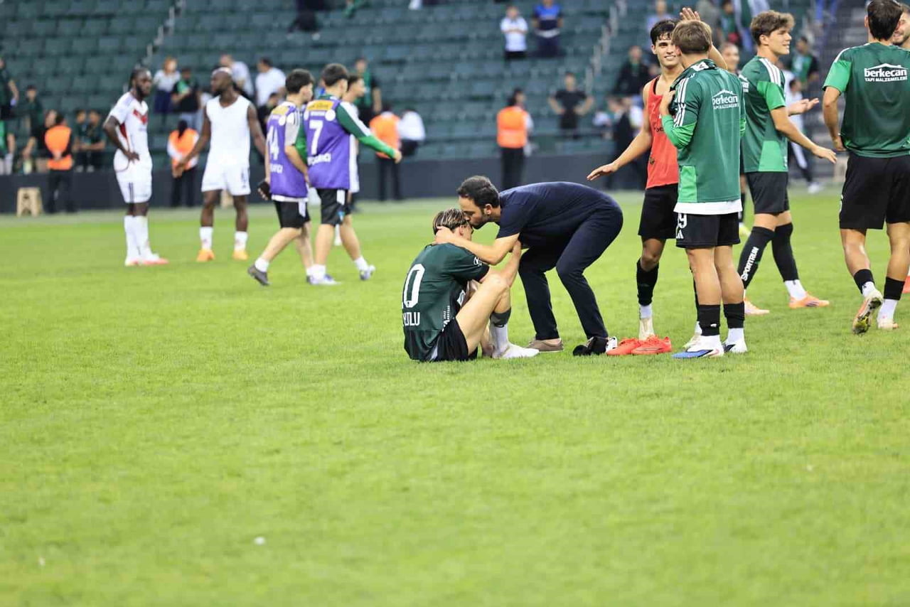 KOCAELİSPOR’UN GAZİANTEP FK’YI 2-0 MAĞLUP ETTİ. MAÇIN GOL PERDESİNİ AÇAN BERKAN KUTLU’YU TEKNİK...