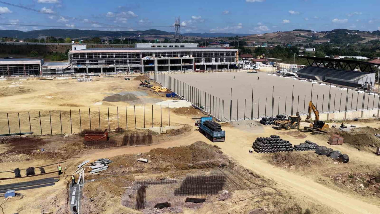 KOCAELİSPOR’UN KÖRFEZ SEVİNDİKLİ’DEKİ YENİ TESİSİNDE ÇALIŞMALAR HIZ KAZANDI. YAKLAŞIK 74 BİN 500...