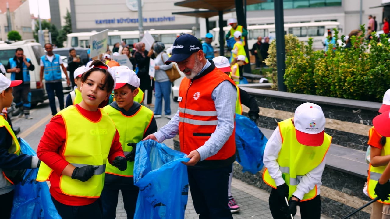 KOCASİNAN BELEDİYE BAŞKANI AHMET ÇOLAKBAYRAKDAR, DÜNYA TEMİZLİK GÜNÜ DOLAYISIYLA YAPTIĞI...
