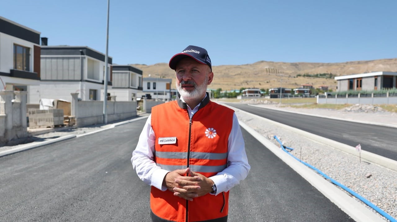 KOCASİNAN BELEDİYE BAŞKANI AHMET ÇOLAKBAYRAKDAR, ERTUĞRULGAZİ MAHALLESİ’NDE TAMAMLANAN YAKLAŞIK 2...