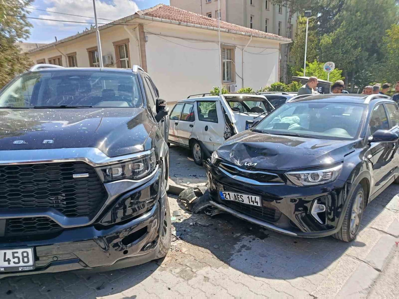 KONTROLDEN ÇIKAN ARAÇ PARK HALİNDEKİ 4 ARACA ÇARPTI