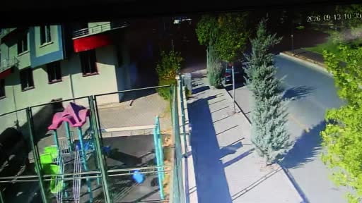 Kontrolden çıkan otomobil apartmanın bahçesine düştü: 1 yaralı
