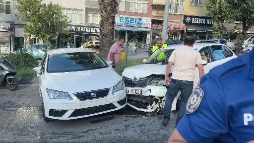 Kontrolden çıkan otomobil karşı şeride geçip başka bir araçla çarpıştı: 2 yaralı