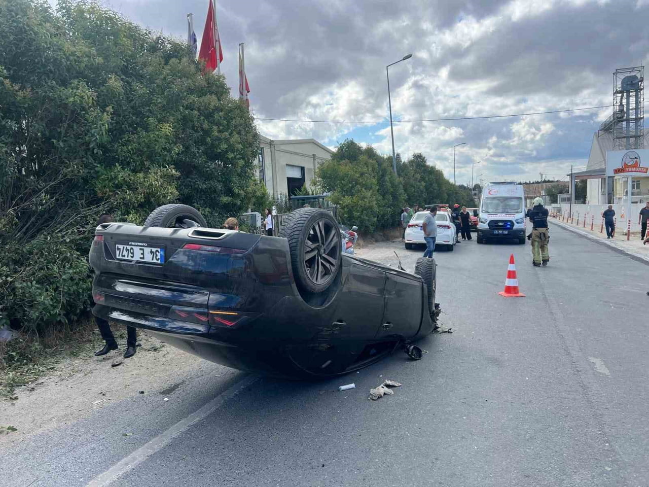 KONTROLDEN ÇIKAN OTOMOBİL, TAKLA ATTI.