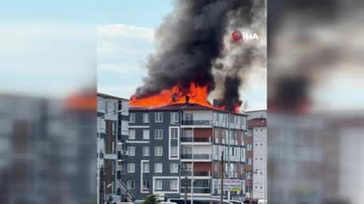 Konya'da binanın çatısı alev alev yandı