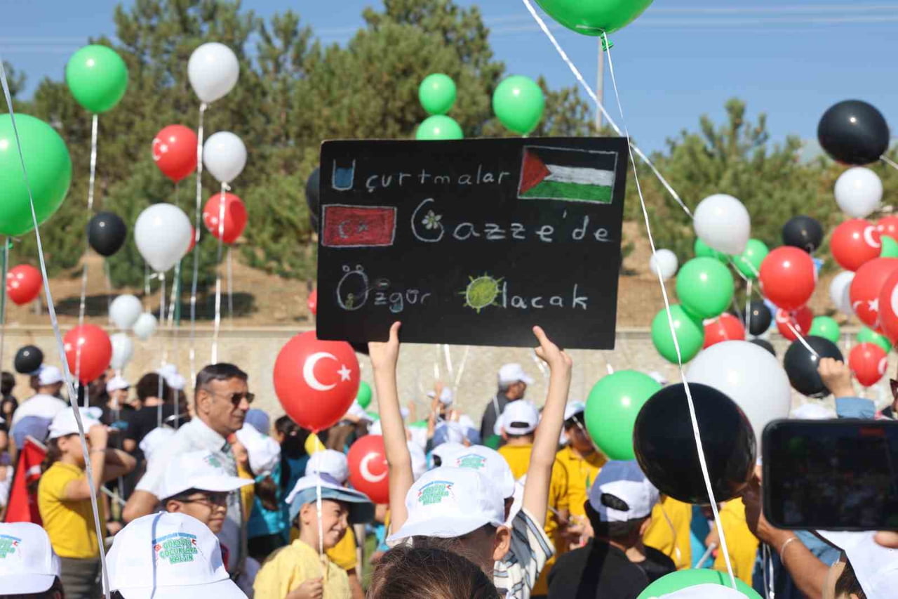 KONYA'DA GAZZELİ ÇOCUKLARA DESTEK OLMAK AMACIYLA "UÇURTMALAR VURULMASIN, GÖKYÜZÜ ÇOCUKLARA KALSIN"...