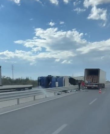 KONYA'DA KONTROLDEN ÇIKAN TIR, REFÜJDEKİ DEMİR BARİYERLERE ÇARPIP DEVRİLDİ
