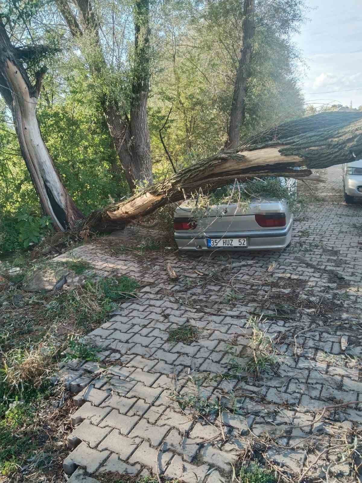 KONYA'NIN BEYŞEHİR İLÇESİNDE ETKİLİ OLAN KUVVETLİ RÜZGAR, KORKU DOLU ANLARA NEDEN OLDU. RÜZGARIN...