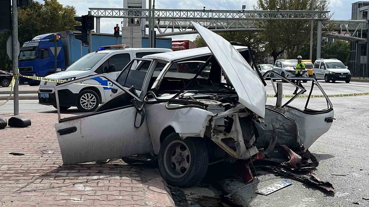 KONYA’DA 2 OTOMOBİLİN ÇARPIŞMASI SONUCU MEYDANA GELEN KAZADA 3’Ü AĞIR 4 KİŞİ YARALANDI. KAZADA...