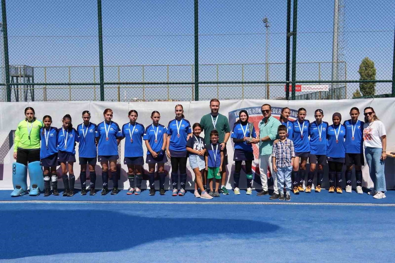 KONYA’DA DÜZENLENEN U14 HOKEY GELİŞİM LİGİ’NDE MÜCADELE EDEN MANİSA İL KARMASI HOKEY KIZ TAKIMI...