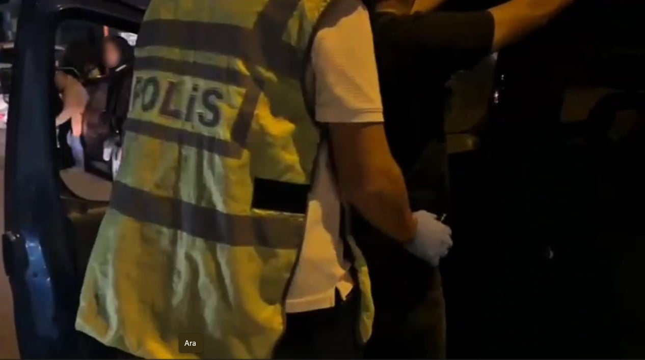 KONYA’DA POLİS EKİPLERİNCE GERÇEKLEŞTİRİLEN HUZUR-42/8 UYGULAMASINDA 6 ARANAN ŞAHIS YAKALANIRKEN...