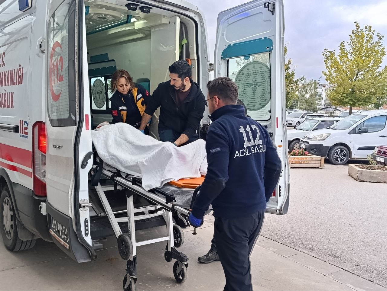 KONYA’NIN BEYŞEHİR İLÇESİNDE KAMYON KASASINDAN DÜŞEN BİR KİŞİ YARALANDI.