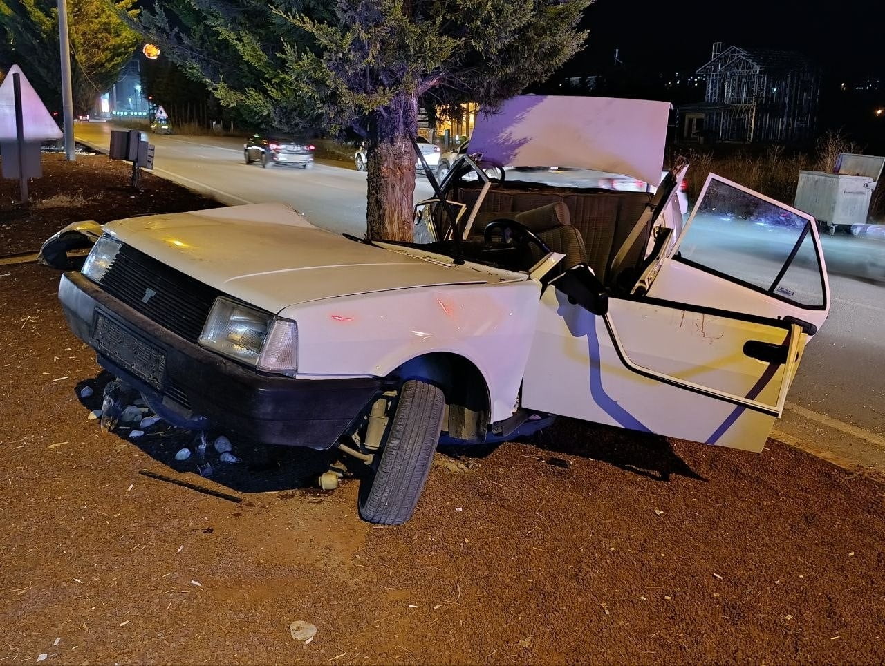 KONYA’NIN BEYŞEHİR İLÇESİNDE KONTROLDEN ÇIKAN TOFAŞ OTOMOBİLİN REFÜJDEKİ AĞACA ÇARPARAK EZİLMESİ...