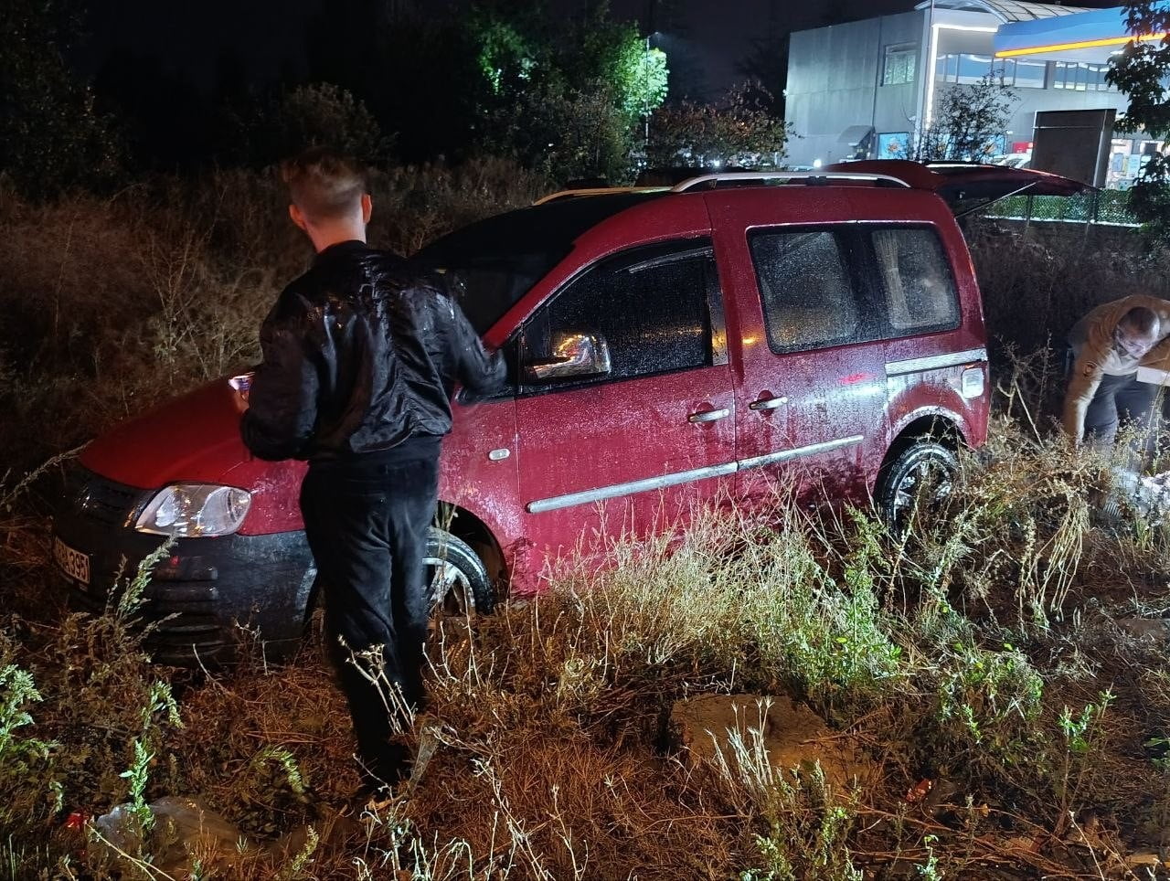 KONYA’NIN BEYŞEHİR İLÇESİNDE YAĞIŞLI HAVA NEDENİYLE KAYGANLAŞAN YOLDA KAYARAK KONTROLDEN ÇIKAN...