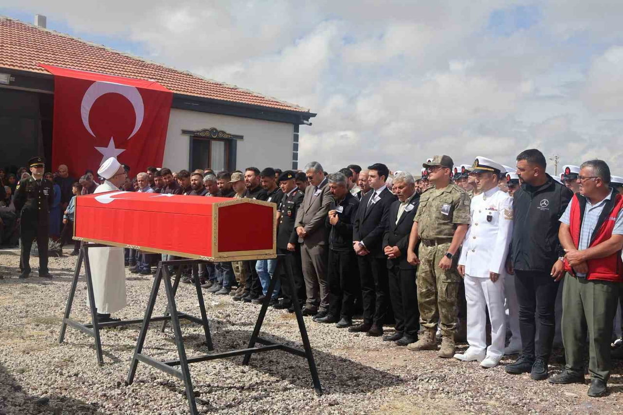 KONYA’NIN EMİRGAZİ İLÇESİNDE BİR DÜĞÜN SIRASINDA TABANCADAN ÇIKAN KURŞUNUN İSABET ETMESİ SONUCU...