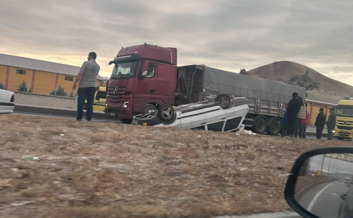 KONYA’NIN KARAPINAR İLÇESİNDE ÇEKİCİ İLE OTOMOBİLİN ÇARPIŞMASI SONUCU MEYDANA GELEN TRAFİK...
