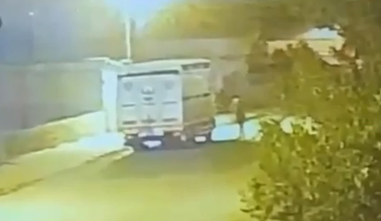 KONYA’NIN KARAPINAR İLÇESİNDE GECE SAATLERİNDE BİR KAMYONET, BİR ŞAHIS TARAFINDAN KUNDAKLANARAK...