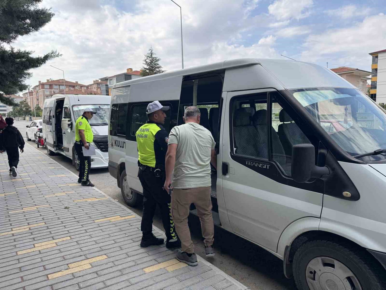 KONYA’NIN KULU İLÇESİNDE POLİS EKİPLERİ TARAFINDAN OKUL ÇEVRELERİ İLE ÖĞRENCİ SERVİSLERİNE YÖNELİK...