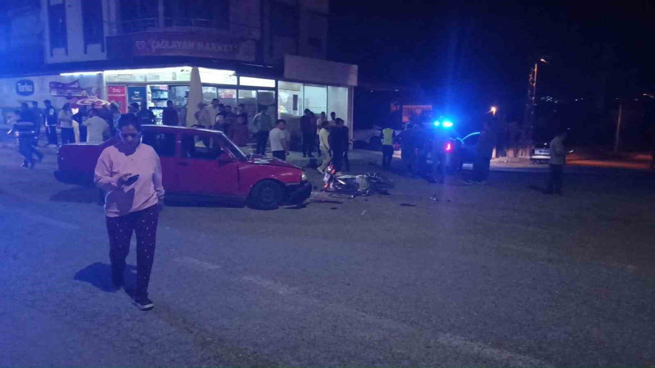 KONYA’NIN SEYDİŞEHİR İLÇESİNDE OTOMOBİL İLE MOTOSİKLETİN ÇARPIŞMASI SONUCU MEYDANA GELEN TRAFİK...