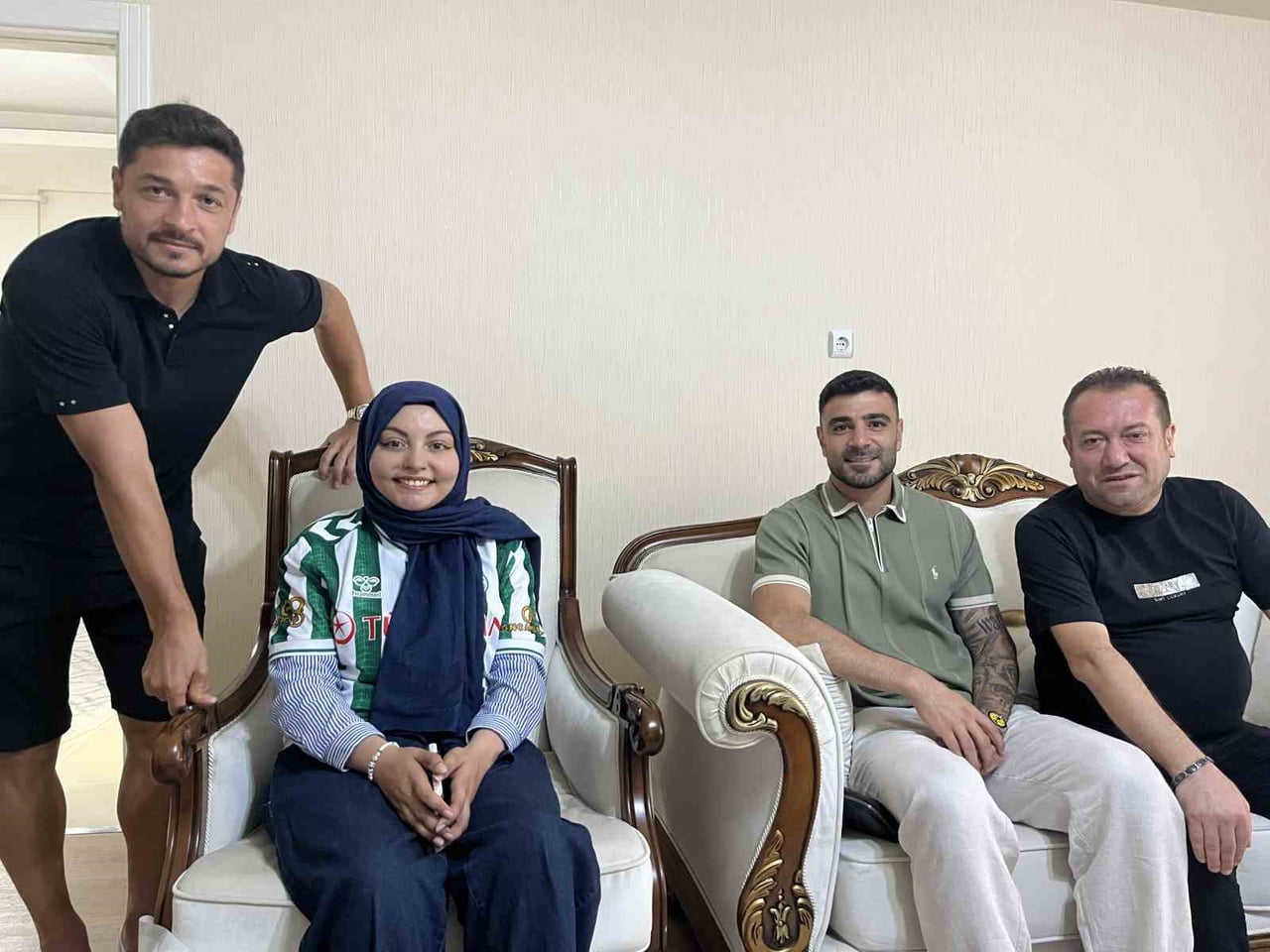 KONYASPOR FUTBOL ŞUBE SORUMLUSU ALİ CAMGÖZ, KONYASPOR KAPTANI ADİL DEMİRBAĞ VE FUTBOLCU AHMET...