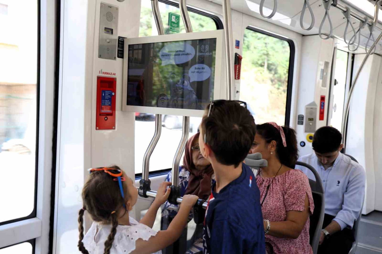 KÖRFEZ AQUA’NIN ÇİZGİ FİLM KARAKTERLERİ ASTAKOZ VE MAVİ YENGEÇ, TRAMVAY EKRANLARINDA YAYINLANAN...