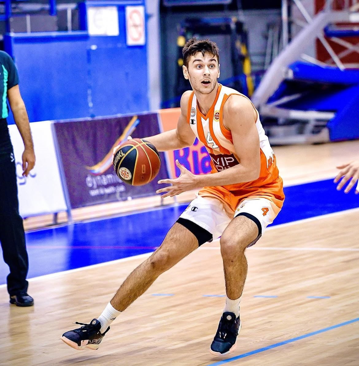 KÖRFEZ BASKET, 2000 DOĞUMLU VE 1.96 METRE BOYUNDAKİ OYUN KURUCU MERT AKAY’I KADROSUNA KATTI.