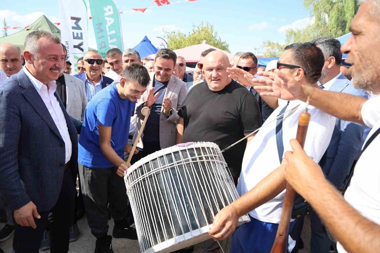 KÖRFEZ’DE 31’İNCİSİ DÜZENLENEN KADIRGA ŞENLİĞİ, YÜZLERCE KARADENİZLİNİN KATILIMIYLA GERÇEKLEŞTİ....