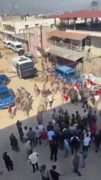 KORTEJ OLUŞTURARAK YOLU KAPATAN ŞAHISLAR VE EMNİYET GÜÇLERİ ARASINDA GERGİN ANLAR YAŞANDI.