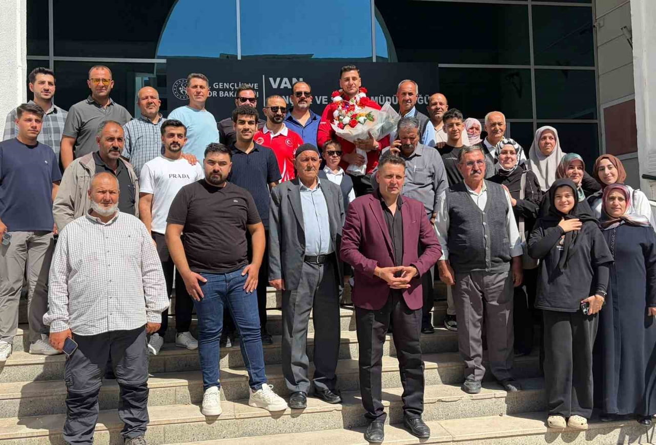 KOSOVA’DA DÜZENLENEN U24 DÜNYA MUAYTHAİ ŞAMPİYONASI’NDA +91 KİLODA DÜNYA ŞAMPİYONU OLAN VANLI...