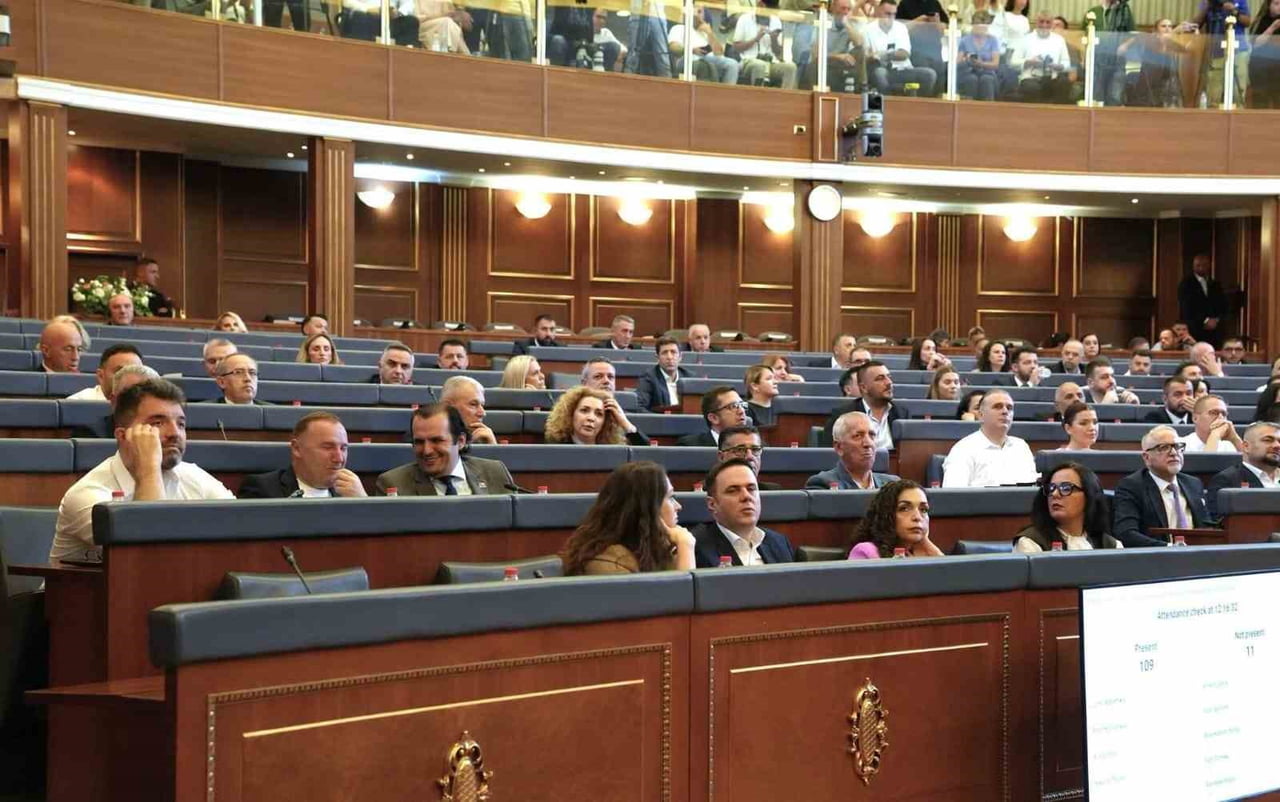 KOSOVA MECLİSİ'NİN 11. YASAMA DÖNEMİ'NİN KURUCU OTURUMUNDA YAPILAN OYLAMADA ALBULENA HAXHİU, 62...