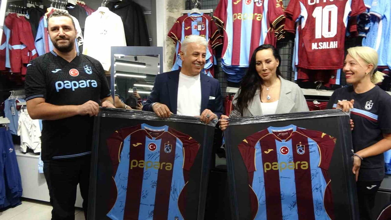 KOYU TRABZONSPOR TARAFTARI ÜNLÜ SANATÇI ASENA, BORDO-MAVİLİ KULÜBÜN MOHAMED SALAH TRANSFERİ...