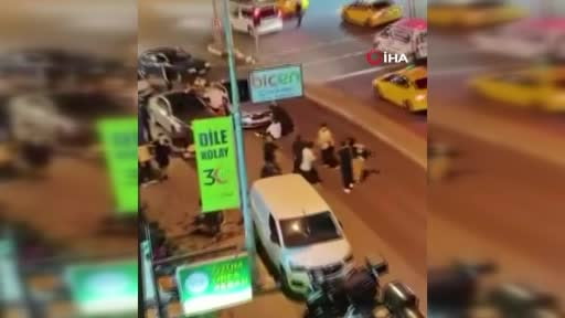 Küçükçekmece'de düğün çıkışı yemekte kavga kamerada: Tekme ve yumruklar havada uçuştu