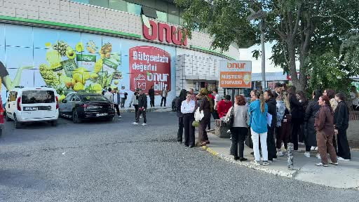 Küçükçekmece'de otoparkta elektrikli araç yangını paniği: Bina tahliye edildi