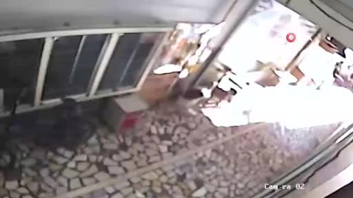 Küçükçekmece'de polisle silahlı saldırgan arasında nefes kesen kovalamaca kamerada