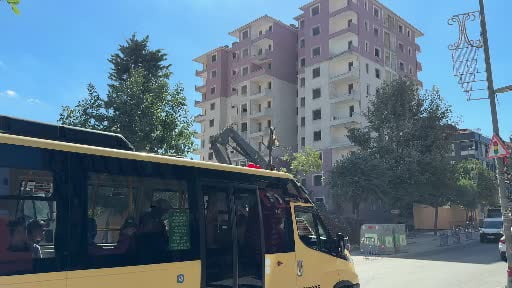 Küçükçekmece'de yıkımı yapılan bina böyle çöktü