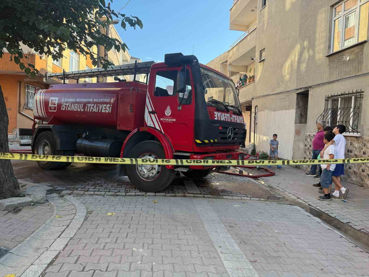 KÜÇÜKÇEKMECE’DE 6 KATLI BİNANIN ÇATI KATINDA YANGIN ÇIKTI. KISA SÜREDE BÜYÜYEN ALEVLER İTFAİYE...