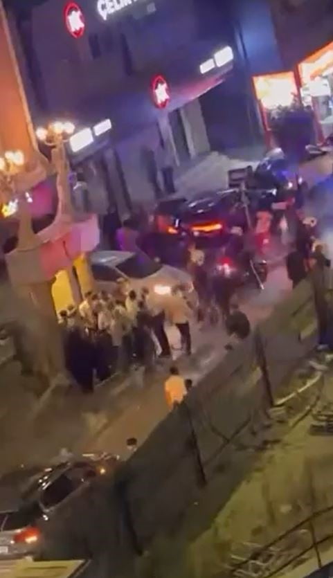 KÜÇÜKÇEKMECE’DE DÜĞÜN SALONUNDA ÇIKAN KAVGA SOKAĞA TAŞTI. BİRBİRİNE GİREN TARAFLARI POLİS EKİPLERİ...